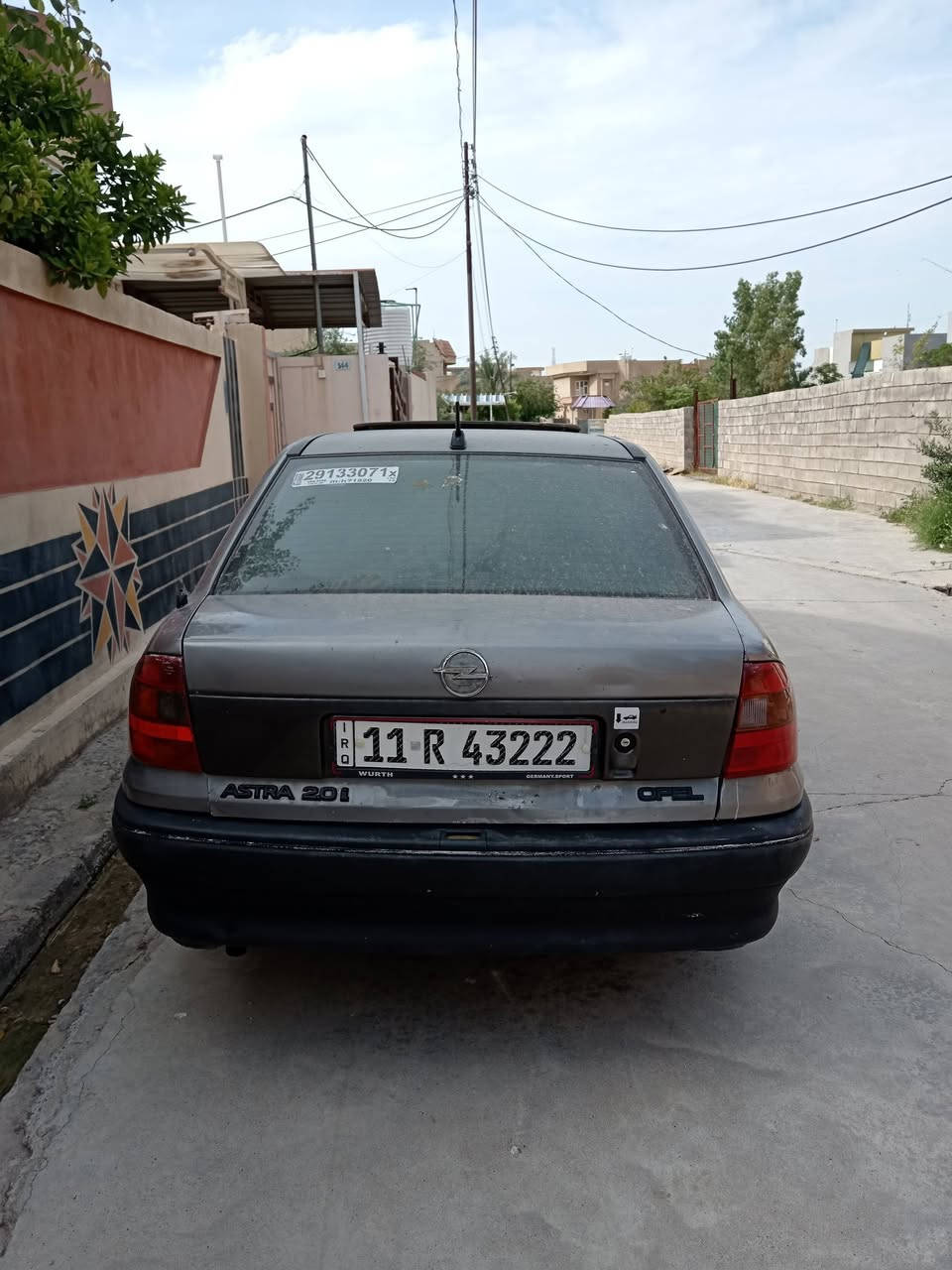 استرا للبيع موديل ٩٣ كير محرك شرط تبريد يحتاج بانكه كومبريسر شغال بدون صبغ  كير اتوماتيك تفاصيل أكثر تصل *********** سعر ٥٠ بي مجال
