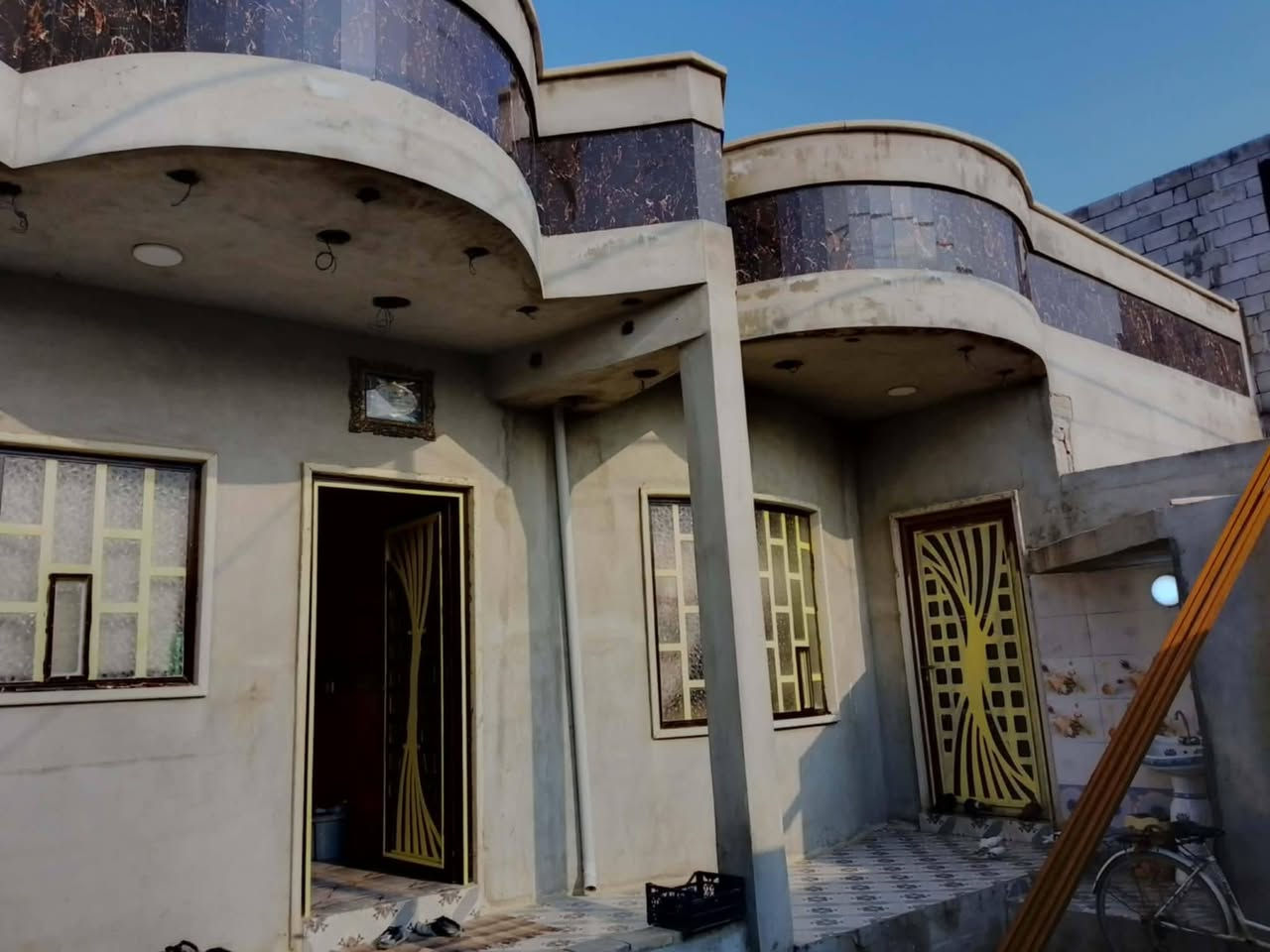 السلام عليكم الدار مساحة 250متر في حي الملايين الثانية قرب جامع ضيوف الرحمن  ثلاثة غرف نوم وهول مشتملات خارج وداخل مطبخ غرفة معيشاو  استقبال ودكان وحديقة الواجها12/5 والنزال 20 السعر 115 الستفسار اكثر انتصل عل خط ***********
