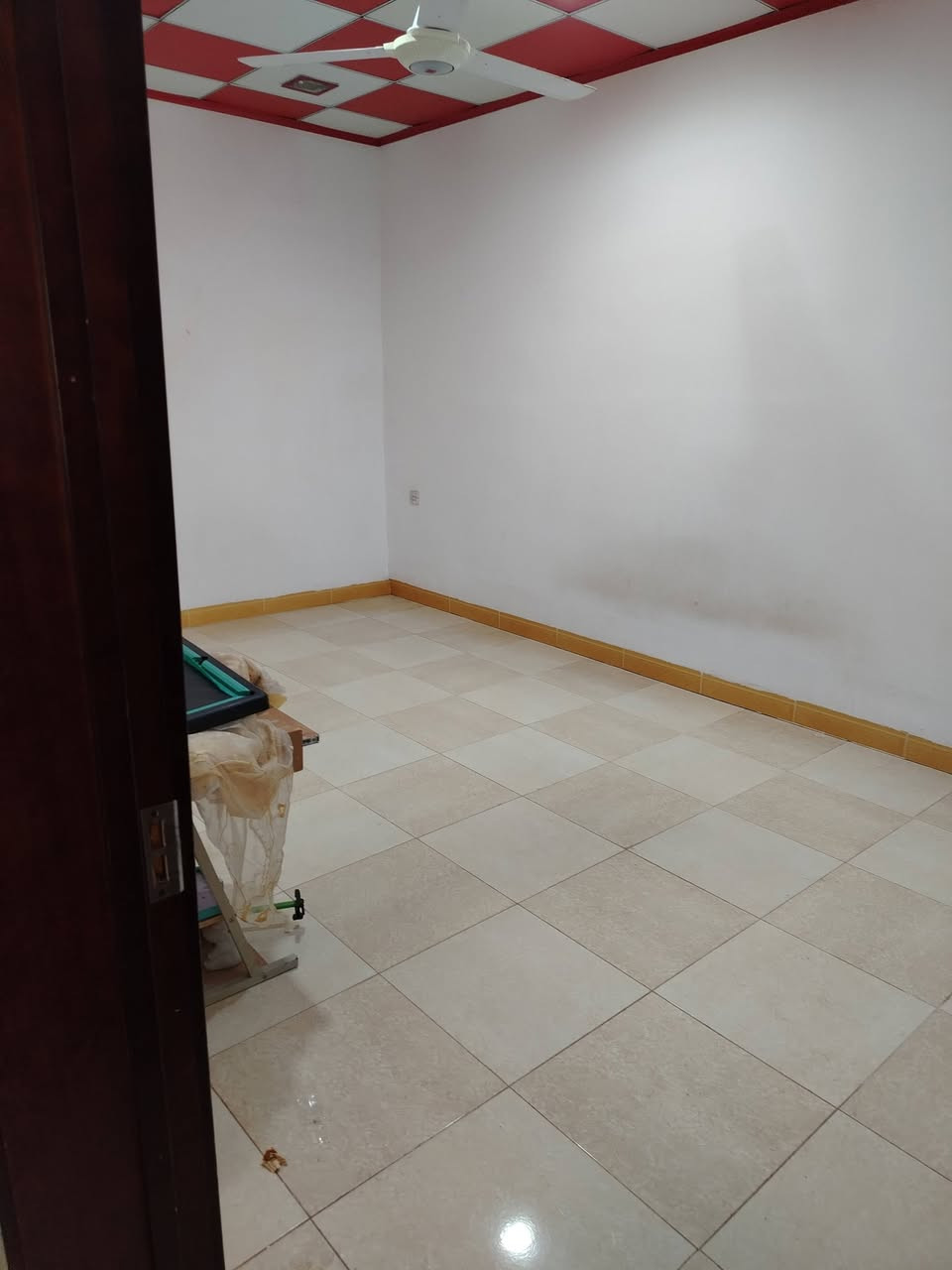 سلام عليكم
بيت للبيع اركوازي كيعان وريا فول سيراميك

مساحه البيت ٢٤٠ ركن / ع سايدين 

خدمات فول تبليط مجاري خطين ماي 

غرفتين نوم / هول / استقبال / مطبخ حار بارد /

صحيات داخليه خارجيه / حديقتين / كراج /

السعر 57 بي مجال 

اللاستفسار ***********

