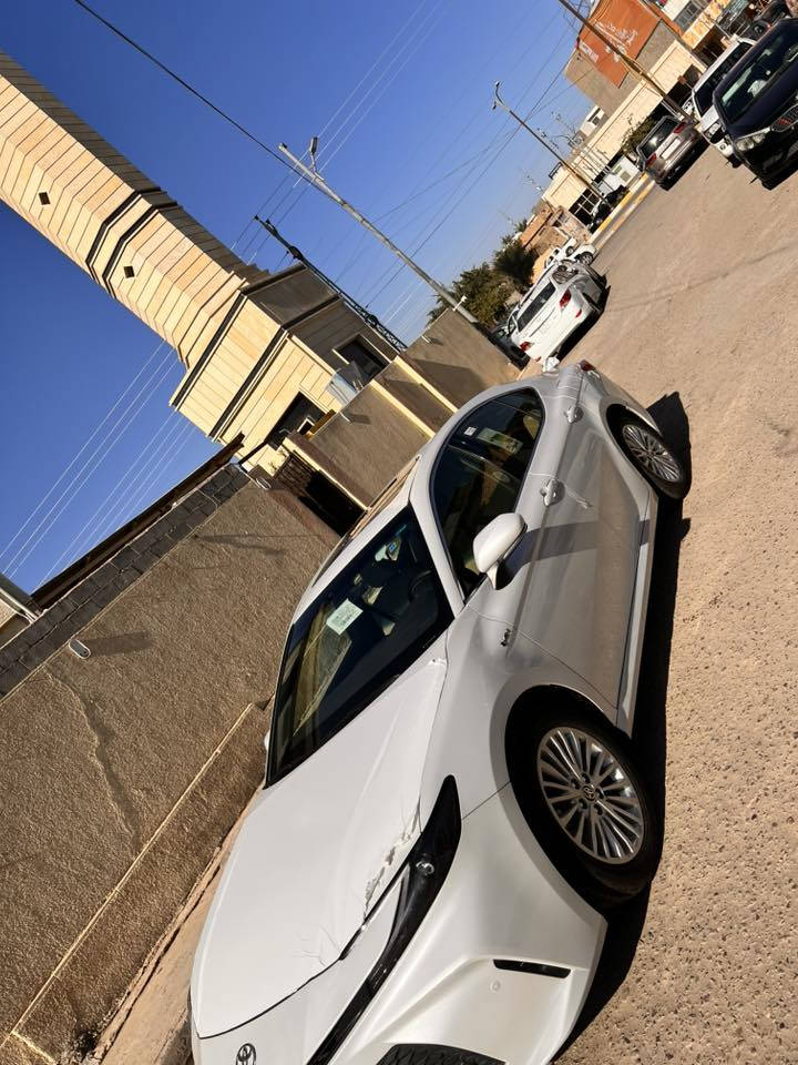 سلام عليكم كامري موديل 2025 زيرو ماشيه 8000 بيها طخه بصيطه مثل ما موضح بالصوره فول السياره رقم مميز ريحه الوكاله بيها كلش حلوه للتواصل  ***********
