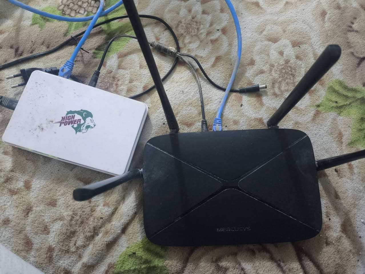 السلام عليكم منضومه انترنت كامله ما بيها كل نقص او شغاله شرط الفحص كلهن للبيع مثل ما موضح بل صور استخدام 4 شهور مكاني نجف سعر 100 قفل ( نانو + راوتر عدد 2 + يوبي اس)  متواجد واتساب او مسانجر ***********
