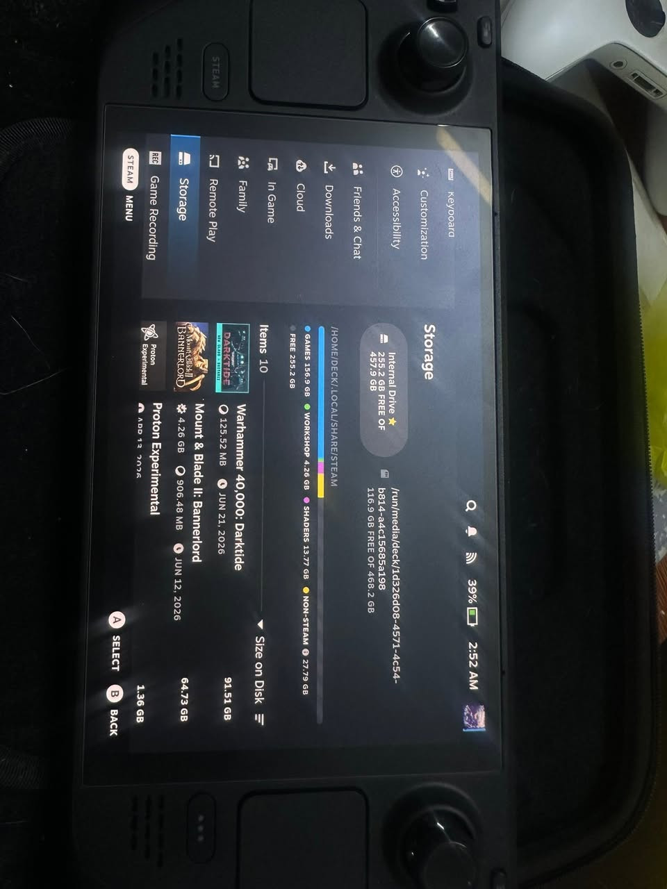 للبيع Steam Deck OLED سعة 512GB
الجهاز جديد جداً، شرط الفحص والنظافة، مع الكارتون الأصلي وجميع الملحقات الأصلية موجودة.

المواصفات والإضافات:

* Steam Deck OLED سعة 512GB.
* SD Card سعة 512GB إضافية.
* شاحنة Steam Deck الأصلية الخاصة بنسخة 1TB (أطول من شاحنة نسخة 512GB الاعتيادية).
* جنطة Steam Deck الأصلية الخاصة بنسخة 1TB.

مميزات جنطة نسخة 1TB مقارنة بالجنطة العادية:

* بطانة داخلية قابلة للفك (Removable Liner).
* حماية إضافية للجهاز أثناء النقل.
* حجم أنحف وأسهل للحمل عند استخدام البطانة الداخلية.
* تعتبر النسخة الأفخم والمخصصة لفئة 1TB.

الجهاز نظيف جداً واستخدامه خفيف، وكل أغراضه الأصلية موجودة وجاهز للفحص.

للمهتمين التواصل على الخاص.


**إذا كنت صاحب هذا الإعلان وتريد حذفه لأي سبب، رجاءا أرسل رسالة إلى الدعم الفني**