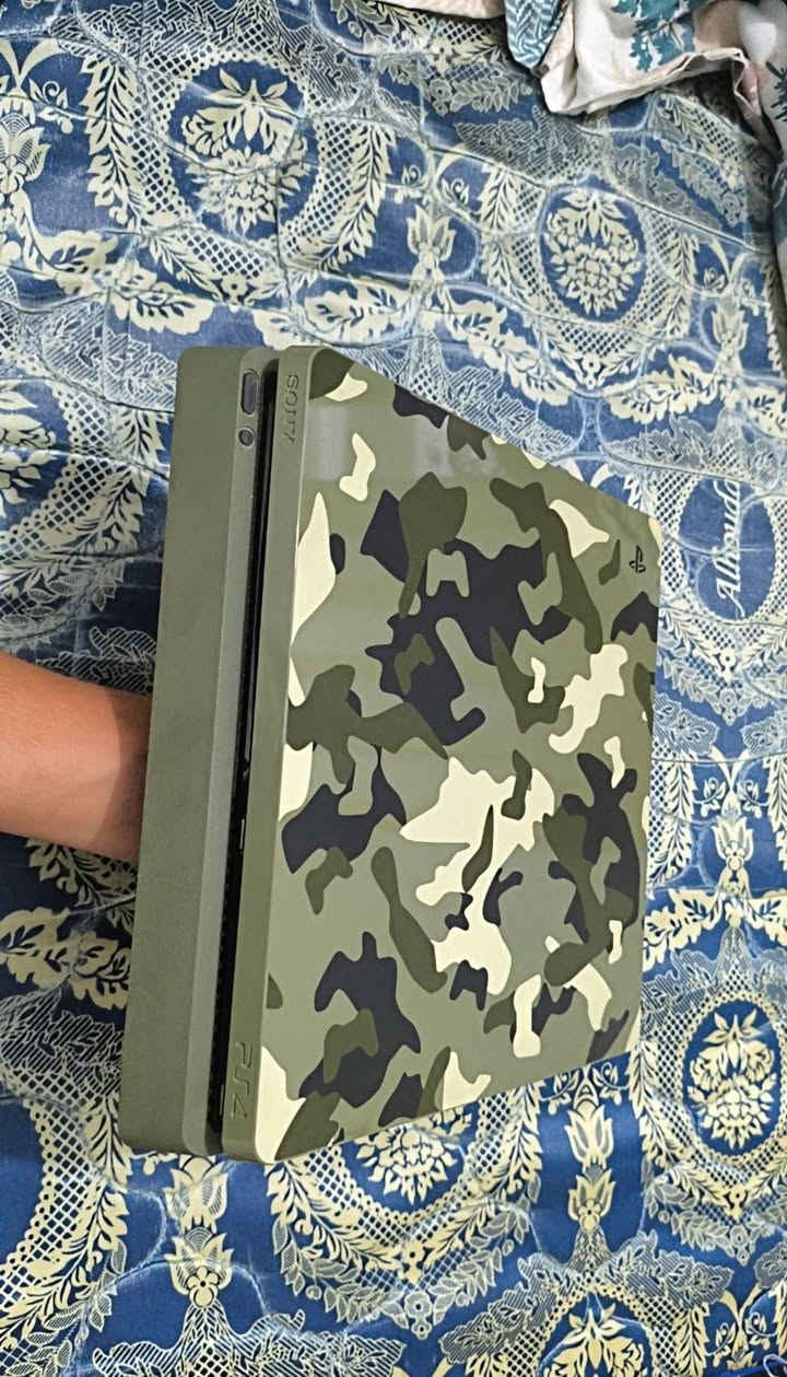 بلايستيشن فور سلم اونلاين لون عسكري
لوك ستيكر ماداخل صيانة تحديث 13 
جوستيك عدد 2 مع أقراص 
السعر 235 الف عنوان بغداد
 الرقم *********** واتساب
