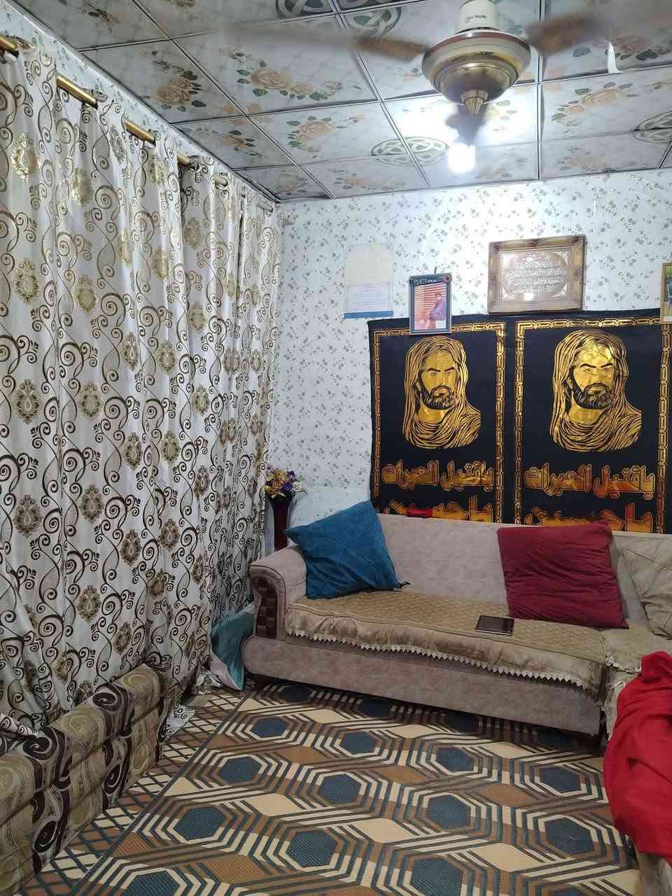 يا الله السلام عليكم بيت للبيع المساحه ١٠٠ متر البراكيه قريب على شارع علكم البيت يحتوي على غرفه صاله مطبخ استقبال صحيات داخلي وخارجي السعر ١٧ مليون معه المجال الاستفسار على الرقم *********** مكتب بركات العباس ع
