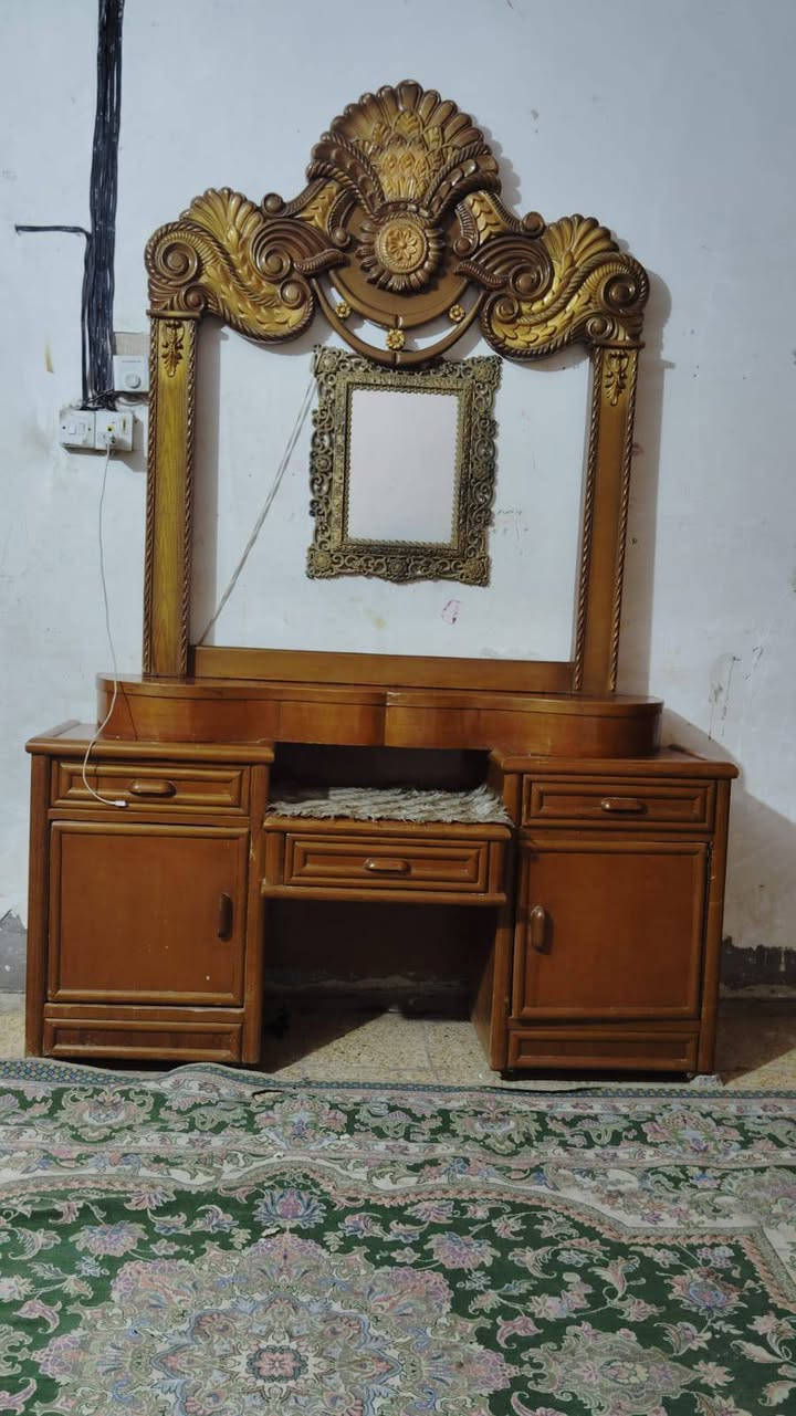 يالله 
غرفة نوم 6 باب صاج تسكام  5 ملم 
الضهر جرجوبة  براغي 

جدا جدا  نضيفة  
 جامه الميز 
والزاوية  موجودات  
 غرفة كامله من كلشي 
السعر 550  

العنوان  حلة   شارع 100 

يوجد خدمة نقل  وشد 
 
***********
