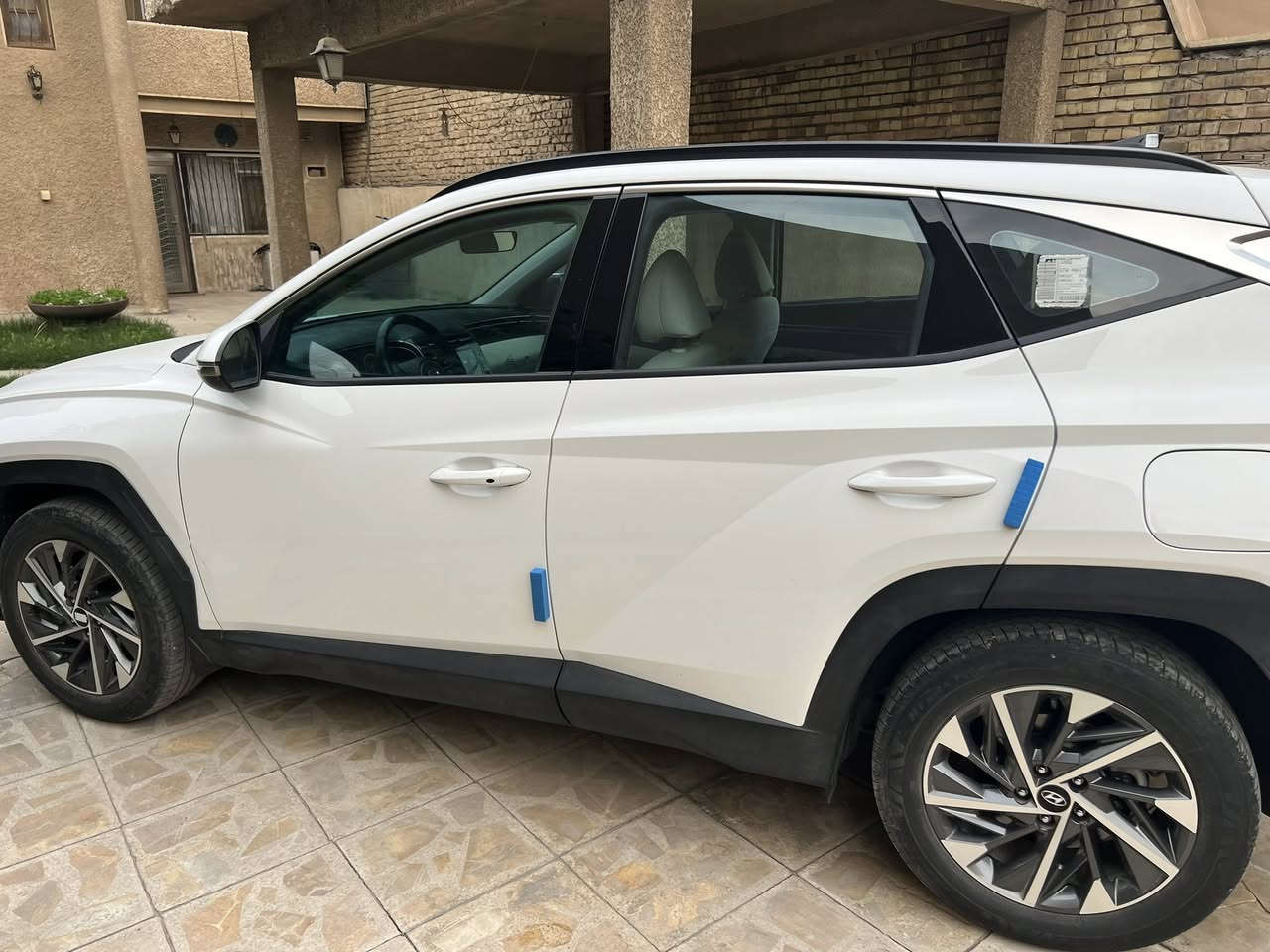 هونداي توسان خليجي موديل 2024 مواصفات العاديه الستاندر كراسي كهرباء وباقي المواصفات المعروفه وموضحة بالصور السيارة كلش جديدة بعدها بالضمان مال شركة الاولى موترز ماشية 30,000 قابل للزيادة بيها بارد بسيط بكد إصبعين بالباب الأمامي وبيها رصعه مثل ما موضح بالصورة سعرها 22,000 دولار وقابل للتفاوض للتواصل ***********
