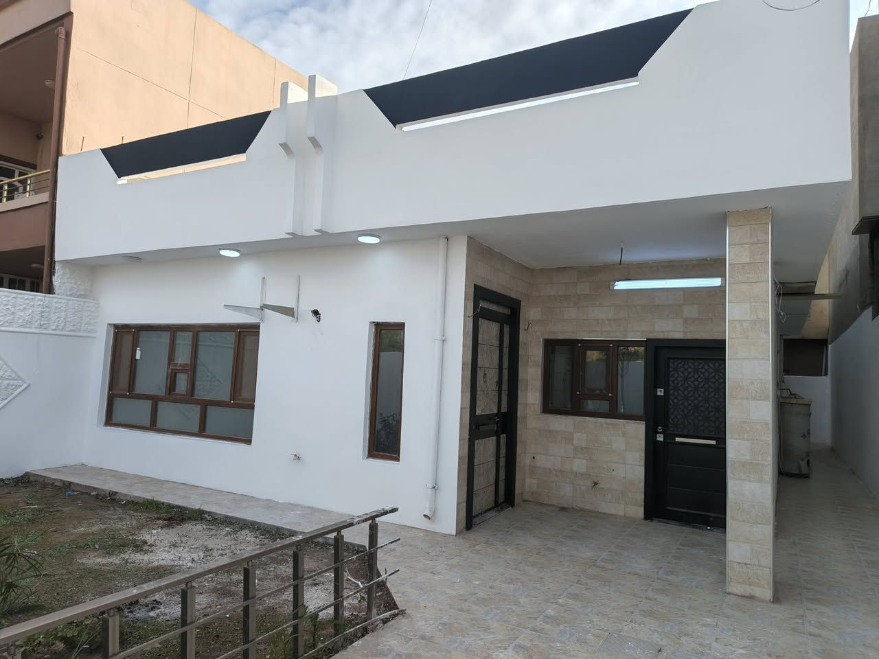 دار للبيع ( 200م ) واجهة ( 10م ) 
#موقع_العقار 🗺 : حي الخضراء - خلف جامع السرمدي 
على شارع 20 متر 
طابق اول : غرفتين نوم + مطبخ + هول + صحيات + استقبال + كراج  
طابو ملك صرف 
لمزيد من معلومات اتصال على
📞***********
