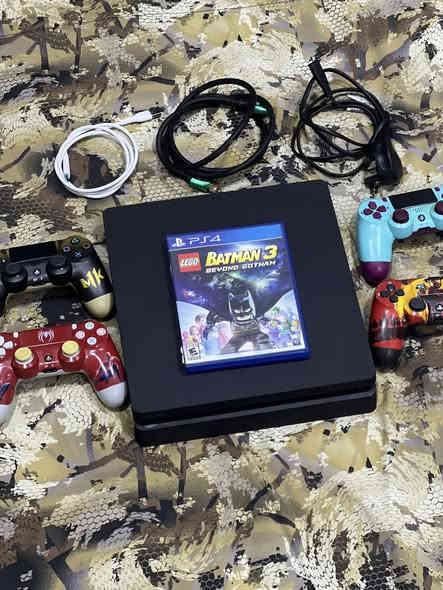 سلام عليكم بلي 4 سلم ذاكرة 500 ممفتوح ابدا ولا داخل صيانة جوستكات 4 ثنين يشتغلن وثنين يرادلهن تصليح وقرص واحد ويا كاملة غراضة مابي اي مشكلة اخر تحديث سعرة 215 بي مجال بغداد شعب مقابل بوب الشام ***********
