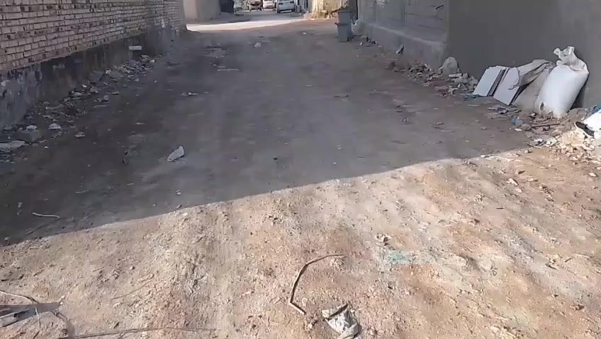 السلام عليكم دار للبيع المساحه ٣٠٠ متر  بيت متكامل يحتوي على غرفتين نوم و مطبخ واستقبال وصحيه داخليه وصحيات خارجيه وحديقه صغيره العنوان بابل ورديه خارج  خلف معمل أبو كيره الاستفسار ***********
