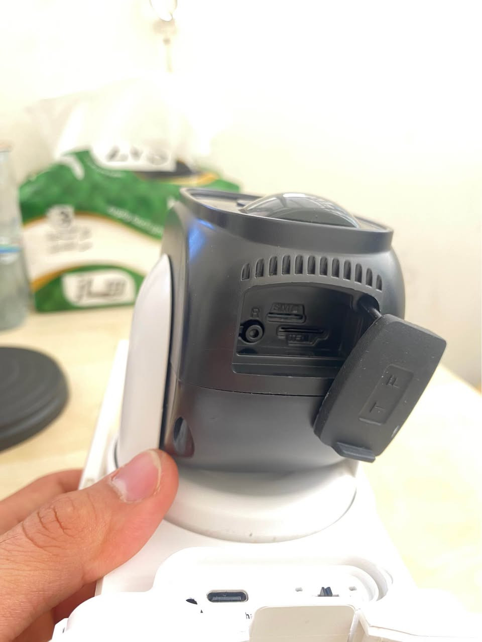 سیم4G و میمۆری و شەحنە    
کامێرەکە هی ئەمازۆنە شوێن هەڵواسینی هەیەو بۆ ژووری مناڵ زۆر باشە   
0770 002 4934   لە سلێمانیم Singapore
