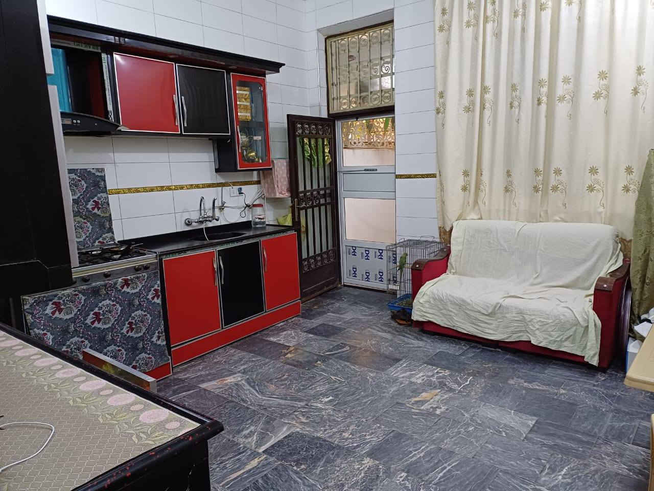 السلام عليكم بيت للبيع حله حي الزهراء شارع غسل بغداد المساحه 200متر سند 25 زراعي  تبليط ومجاري باب البيت ***********
