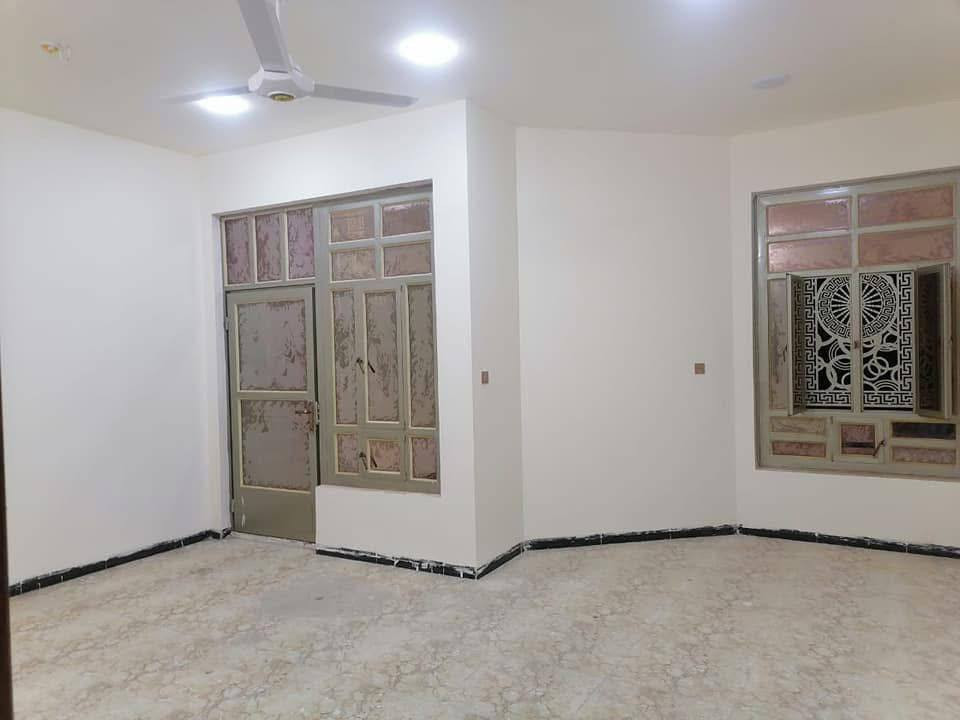 سلام عليكم 
بيت للايجار في حي الشهداء خلف بسكولات قرب مجمع البرديني 
يتكون من ثلاث غرف نوم وصالة ومطبخ واستقبال وكراج كما موضح في الصورة بدل الايجار 450 وبية مجال بسيط 
للاستفسار الاتصال على الارقام التاليه 
*********** واتس اب 
***********
