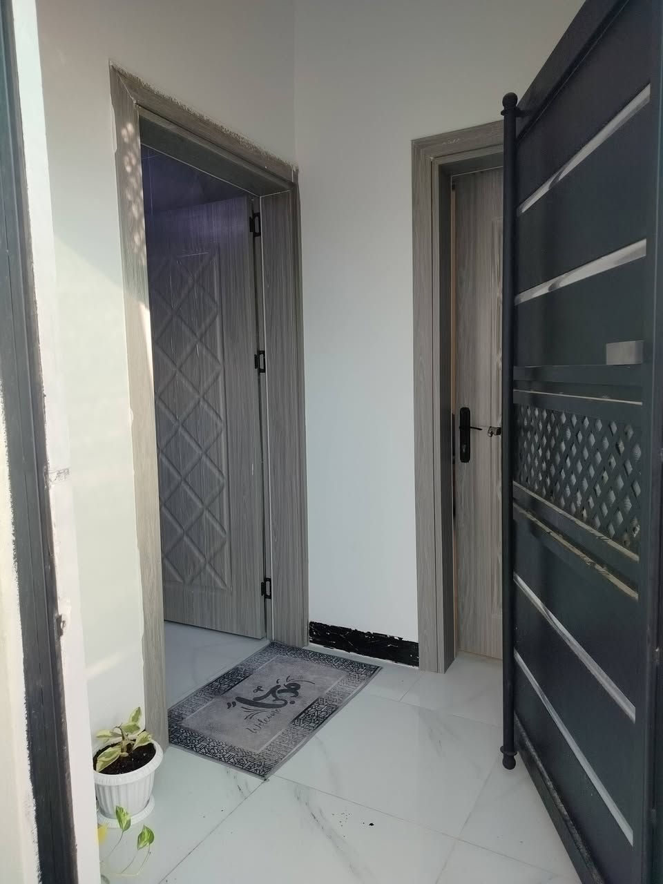 سلام عليكم بيت للايجار مساحه 150 متر يتكون غرفتين نوم وهول وحمام داخلي مطبخ حار وبارد واستقبال وبيتونه البيت صفر ونضام تكت مركزي موقع البيت نهايه دور سكك شارع تبليط مقابيل جامع الغفران للاستفسار اتصل ***********
