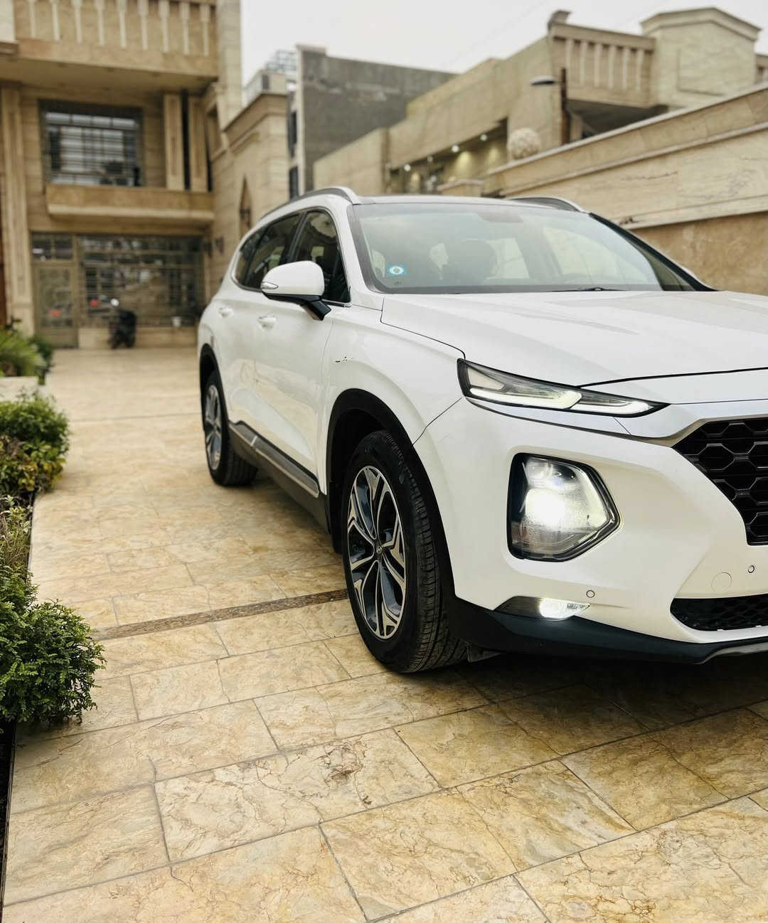 السلام عليكم 🔥🔥بيع فقط 
هونداي سنتافيه 2020 خليجي 
رقم بغداد سنويه ب اسمي تحويل مباشر ب اسم المشتري 
عداد المسافه 120 الف 
المواصفات 🔰
بصمه ابواب وتشغيل 
محرك V6 3.5
سقف بونراما 
سبعه راكب 
شاشه 
كامره 
تحكمات 
حساسات امامي خلفي 
لايت زينون 
تبريد 3 قطع
مقاعد كهرباء 
داخل جلد 
درايف مود اوضاع قياده 
سايد بريك دكمه 
اوتو هولد 
مانع تزحلق 
فور ويل 
وبعد بيها مواصفات 

 📍 مكان السياره / بغداد الكاظميه 

📞 ***********

📞 ***********
