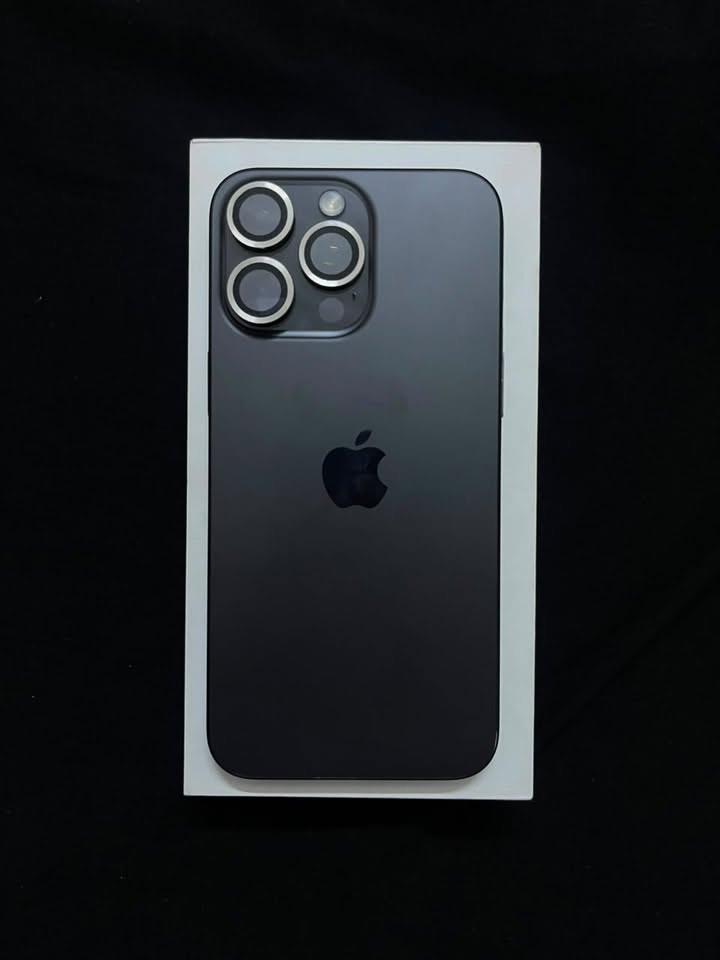 السلام عليكم
iPhone 15 pro max
تيتانيوم اسود كفالة
التخزين 265GB
دبل سيمكارت
بطارية 93% 
اول استخدام 2025/4
مكاني بغداد الشعب
السعر مليون و 75 وبي مجال " بسيط "
*********** للتواصل واتساب فقط
