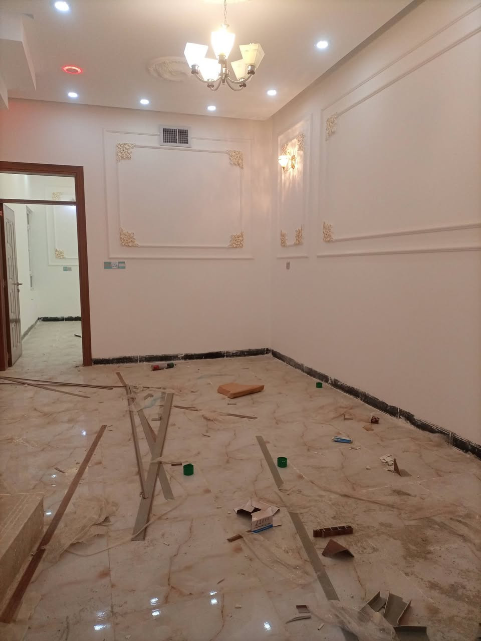 داران بناء حديث للبيع بحي الاقتصاديين قرب جامع الاوابين مساحت الدار الواحد 137 وجهه 6ونص طابقين 3غرف نوم عنوان مكتب إطلالة الأوس بحي 17 تموز بسايدين الاقتصاديين الاتصال على الرقم التالي أو الواتس اب ***********3
