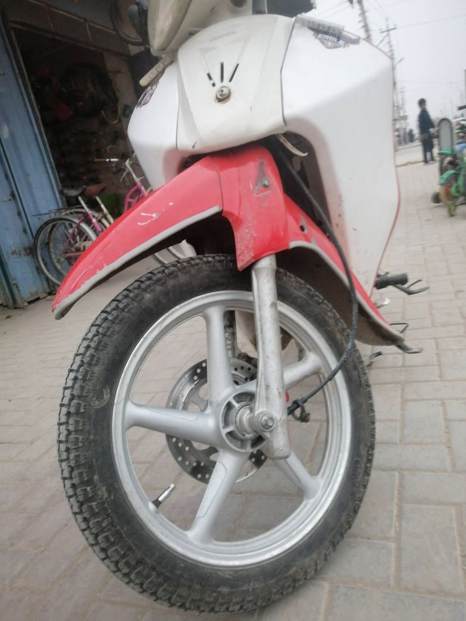 السلام عليكم ماطور سرفيز ٢٠١٤ للبيع
دبل دسك الابريك بالمكان خلفي وامامي
لايت زنون كهربائيات كله شغاله
كشنات امدوشمه وتكوه
كفرات ابلادي كلها مامتعوب الماطور 
تايرات كوري جدد
المحرك كلش ناعم وماتسمعله صوت
السعر ٧٥٠ وبيه مجال للشراي 
صلاح الدين الاسحاقي ***********
