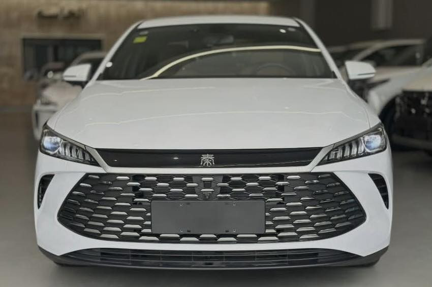 السلام عليكم
وصول أحدث إصدارات بي واي دي.. كن بلس (BYD Qin Plus) موديل 2025!

❗️الأسعار والتجهيزات:❗️  : 19,90000دينار عراقي.
السعر يشمل الرقم بغداد كامل باسمك مع جميع التفاصيل 
المرورية ولاتوجد اي مصاريف اخرى مرقم جاهز بغداد

اقتصاد، فخامة، وتقنيات تلبي كل طموحاتك.. متوفرة الآن لتجربة قيادة مختلفة وتفاصيل تليق باللي يدور على شكل، أداء، وتقنية.

✨ أبرز المواصفات التكنولوجية والإضافات:
متوفر داخل جلد ( متوفر لون زيتوني ولون ابيض) جنح خلفي 
• شاشة وسطية ذكية للتحكم بأنظمة السيارة.
• نظام تشغيل بالبصمة + كارت دخول ذكي.
• حساسات خلفية للمساعدة في الركن.
• تحكم مقود متكامل من الجانبين.

خيارات الألوان:
• الخارجي: متوفر باللون (الأبيض، ).
• الداخلي: مقاعد جلد فاخرة (متوفر باللون الأبيض، واللون الزيتوني ).

🔋 المحرك والأداء (Hybrid + Electric + Petrol):
• محرك بسعة 1500cc اقتصادي جداً وعالي الأداء.
• تقنية هجينة متطورة تمشيك مسافة تصل إلى ما يقارب 2100 كم🔥.

❄️ التبريد والإضاءة:
• تبريد ممتاز (أمامي وخلفي قطعتين).
• إضاءة أمامية لايت زنون لرؤية واضحة.
• إضاءة خلفية (بك لايت) بتقنية LED.

🎁 الملحقات المجانية مع السيارة:
(شاحن، كارت التشغيل، ماسحات، مثلث السلامة، وجميع التفاصيل الأساسية).

📍 العنوان: بغداد –. رقم ***********
