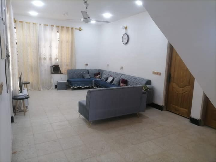 بيت للبيع في منطقة حي الصفا  قبل حولي المحمودية خلف محطة وقود الصفا المساحة ٣٠٠ م بناء حديث ٢٠٢٤ واجهة ١٥ م ونزال ٢٠ م زراعي سند ٢٥ طابق واحد يحتوي على استقبال + غرفتين نوم +صالة +مطبخ وحمام داخلي وصحيات خارجية + مساحة جانبية ٥٥ م ترهم حديقه او مشتمل بالإضافة إلى كراج السعر ١١٠ مليون وبيه مجال  رقم التلفون ***********
