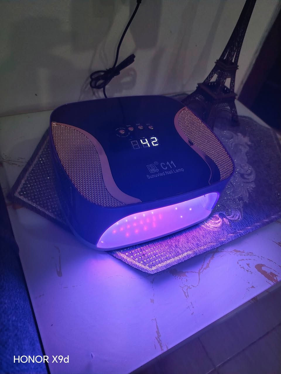 جهاز تجفيف الأظافر الاحترافي Sunuv C11 (جديد)
ا
للبيع جهاز Sunuv Nail Lamp C11 المزدوج بتقنية LED/UV لتجفيف وتثبيت جميع أنواع طلاء الأظافر الجل والأكريليك بسرعة وكفاءة عالية، مما يمنحكِ تجربة صالون احترافية في المنزل. الجهاز جديد تماماً ومعبأ في علبته الأصلية مع المحول الكهربائي الخاص به ودليل الاستخدام. [1, 2]

✨ مميزات الجهاز:

تقنية مزدوجة 2-in-1: يدمج بين أشعة UV و LED لضمان تجفيف سريع وآمن لجميع أنواع الجل.

شاشة رقمية ذكية: تعرض الوقت بوضوح لمعرفة مدة التجفيف بدقة.

مؤقت ذكي متعدد المستويات: يحتوي على أزرار لضبط الوقت لتناسب مختلف أنواع الطلاء.

مستشعر تلقائي (Auto Sensor): يعمل الجهاز تلقائياً بمجرد إدخال اليد وينطفئ عند إخراجها.

توزيع مثالي للإضاءة: تصميم مريح يغطي كامل اليد لضمان جفاف متساوٍ ومنع وجود مناطق ميتة


**إذا كنت صاحب هذا الإعلان وتريد حذفه لأي سبب، رجاءا أرسل رسالة إلى الدعم الفني**
