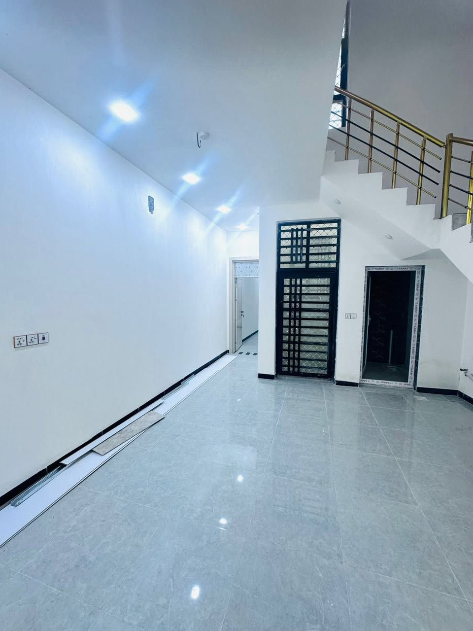 🏠بيت للبيع طابقين 
🏚️ديوانية / حي الامين مدخل (شارع التنانير)🏠
مجاور  مدرسة الصادق الامين 

ملاحضة / يوجد في التعليقات فيديو كامل يوضح  محتويات البيت بالكامل 

✅كونكريت مسلح 
 
❇️زراعي سند ٢٥ [مرقم جاهز للتطويب]

✅المساحة : 100متر 
❇️الواجهة ٦.٥ متر
❇️النزال : ١٥.٥٠ متر 

♻️محتويات الدار 

🏚️الطابق الاول 

 🔆 غرفة نوم
🔅استقبال 
🔅صالة 
🔅مطبخ 
🔅حمام
🔅صحيات داخلية وخارجية 

🏚️الطابق الثاني 
 

🔆 غرفة نوم
🔅صالة 
🔅مطبخ 
🔅حمام
🔅صحيات داخلية غربية

ملاحضات ع البيت 

✅كونكريت مسلح و صب مركزي c 350 
✅ كهرباء بوري البيت بالكامل/ وايرات الفنار السعودي 
✅تأسيس ماء وكهرباء انابيب سمارت المصري الاصلي
✅شبكة تقطير سبالت للبيت بالكامل 
✅شبكة كاميرات للبيت بالكامل اربع جهات 

✅خدمات كاملة ( تبليط ، مجاري ، ماء ، كهرباء ، ارصفة مقرنصة بالباب +مدارس) كما موضح بالصور 

او الاتصال واتساب او عن على الارقام التالية 
***********
