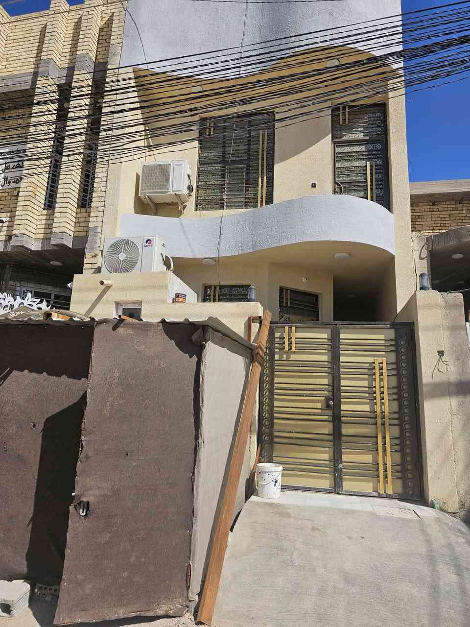 السلام عليكم ورحمة الله
دار ١٠٠ متر طابق ونص طابو صرف حي القدس مطبخ حار وبارد الاستقبال مفصول عن الصاله باب سلايت كهرباء ماء مجاري ميزانيه ماء وكهرباء ومولد مدارس
للاستفسار *********** السعر عبر الاتصال رجاء
