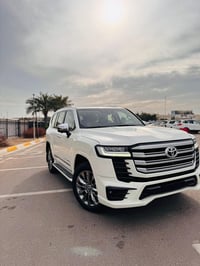 للبيع لاندكروز موديل 2024 مكفوله كفاله VX ساز باب اول ماشيه 62 الف كيل...