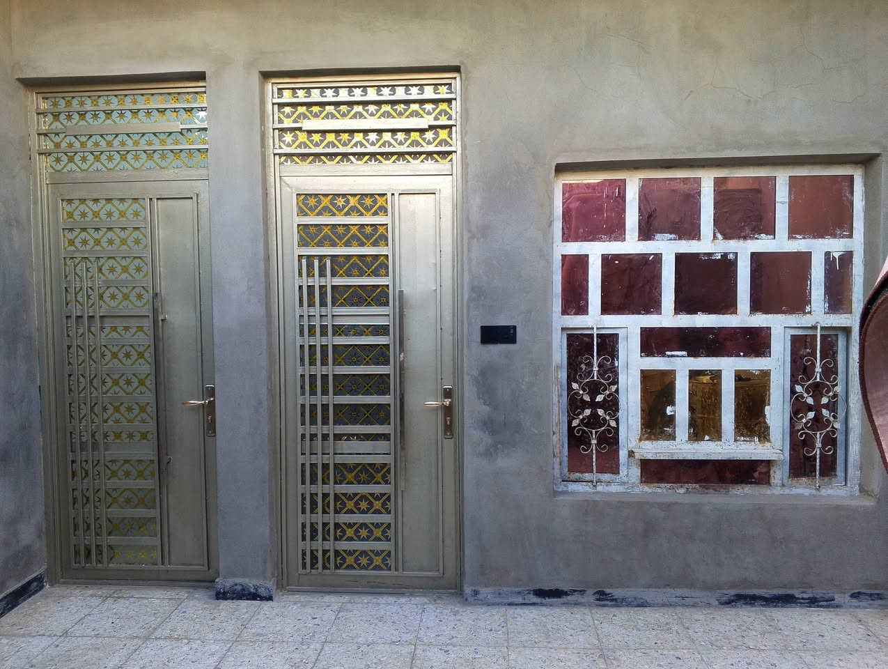 دار مساحه 100م بناء مسلح جديد طابق واحد جاهز بيه حوش واستقبال مع ممر وصاله كبيره فيه المطبخ وغرفه نوم وحمام وترك مع صحيات عدد اثنين وبيتونه مع درج العنوان منطقة أبو درع ثالث فرع عن الشارع العام مقابل قطاع 79 السعر 95وبيه مجال قليل الاتصال على الرقم ***********
