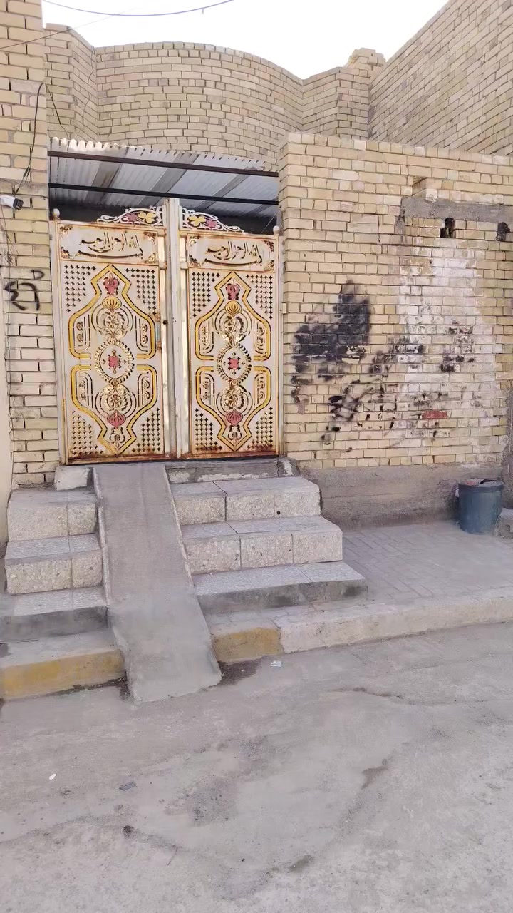 سلام عليكم بيت ١٠٠ متر للبيع حي الكوفه قرب دلاليه السيد ثاني فرع خلف الصيدليه السعر الاتصال او المراسله على الواتساب رقم الهاتف ***********
