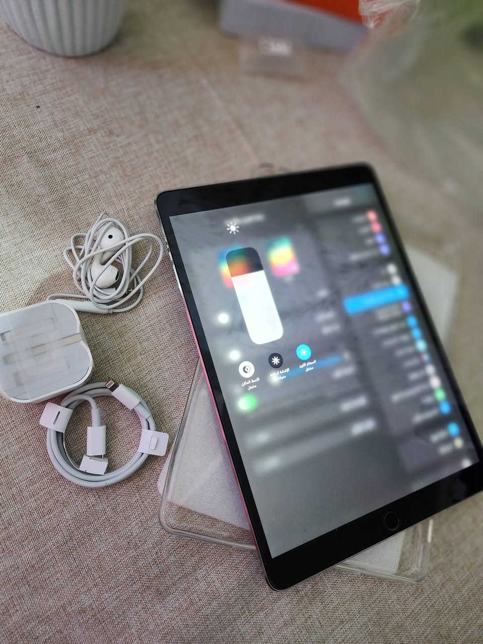ايباد برو،10.5ذاكرة 64 ,سيم كارت مكفول ونضيف جدا اربع سماعات استريو وياه شاحنة اصلية وسماعات ولاسق شاشة 
***********بغداد 240,الف قفلة
