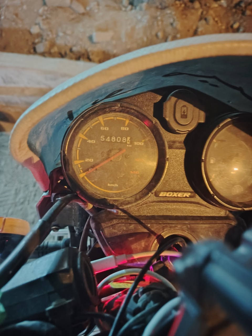 سلام عليكم  دراجه بوكسر كلاسك  2023. مرقمه  رقم نكليزي ديالى تحويل ب اي مكان مكينه بادي استوه خيط تبخير مكينه ممفتوحه قبل وبيها عواج بسيط بل ماشه  دراجه مابيها اي نقص كامله رايدها 2.000.300 مليونين ووثلاثميه ويها مجال بسيط
***********
