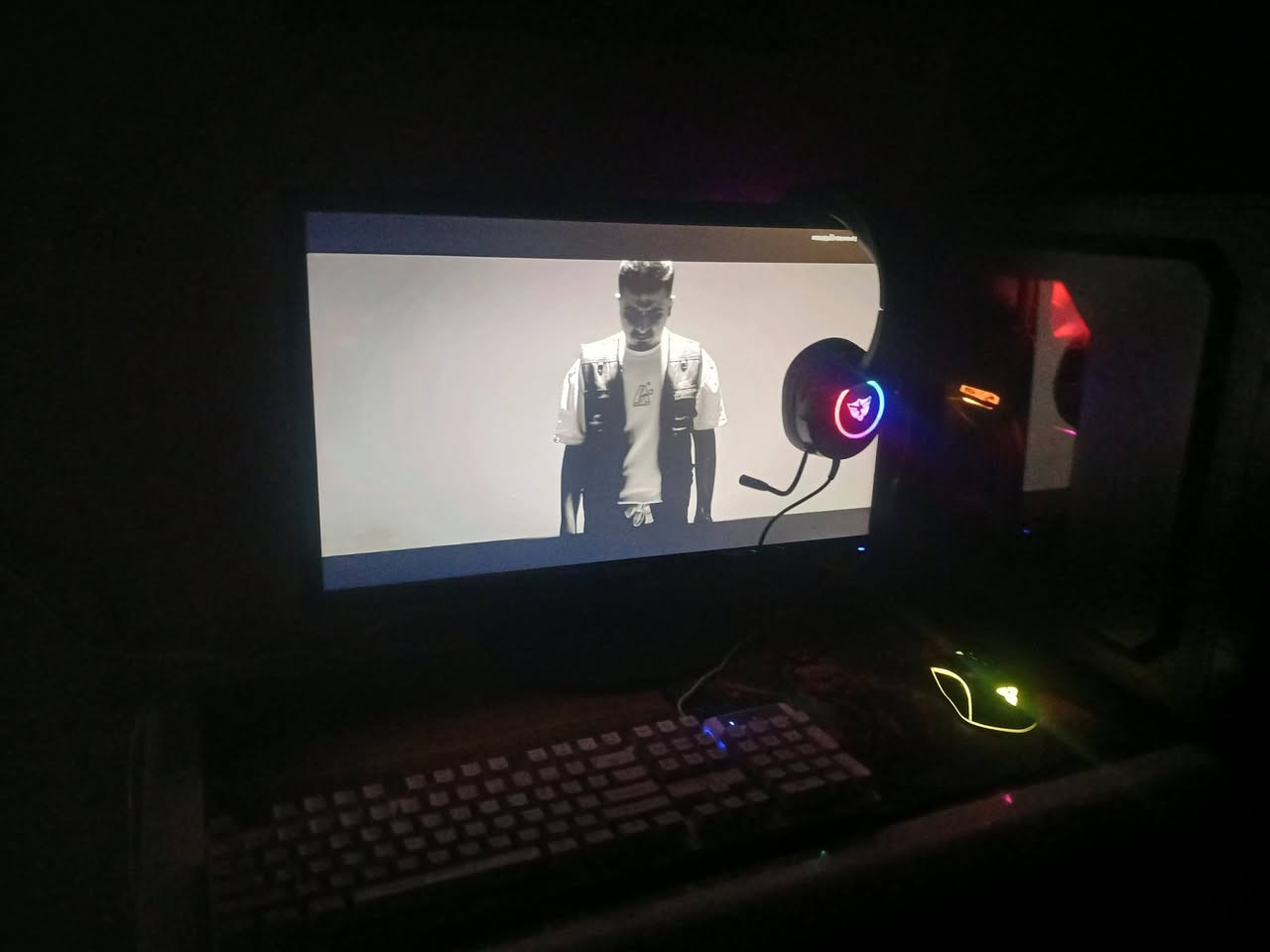 🔥 للبيع PC Gaming مرتب ونظيف 🔥

🖥 المواصفات:

- معالج Intel Core i5 الجيل التاسع
- كارت شاشة GTX 1660 Ti
- رام 16GB T-Force
- SSD 120GB
- HDD 1TB
- مبرد غازي ❄️

🎁 الملحقات:

- شاشة سامسونگ 24 إنج
- كيبورد
- ماوس
- ماوس باد
- سماعات

✅ الجهاز جاهز للألعاب والشغل
✅ أداء ممتاز وحرارات ممتازة

💰 السعر: 650 ألف دينار عراقي فقط
📍 المكان: بغداد / مدينة الصدر / قطاع 38
📞 ***********
