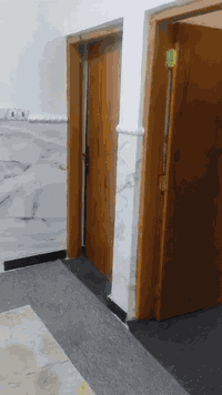 @الجميع بيت طابو زراعي اصولي سند 23 سنة البناء 24 مساحة 100 متر مربع يحتوي على غرفتين وصاله ومطبخ وحمام داخلي وخارجي وديوان سقف كونكريت سقوف ثانوية درج منور الأرض كلها سيراميك بيت حلو مرتب منطقة هدوء بشكل على شارع عرضه 10 أمتار السعر  60 وبي مجال مكان ابو الخصيب ابو كوصرة قرب سنتر طه على شارع تبليط سوك سناتر مدارس حكومية واهلية كلها قريبة متوفر جميع الخدمات للاستفسار الاتصال على الارقم***********
