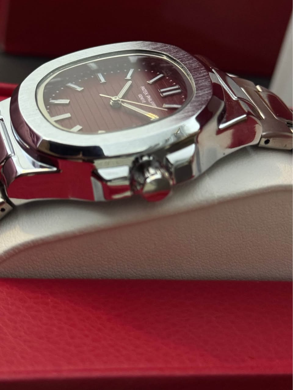 ساعة باتيك فليب ماستر كوالتي عالي جداً 
وزن ثقيل ومختم بكل مكان 
ضمان سنه كامله على المكينه والبطاريه 
سير تيتانيوم 
مينا مضيء في الظلام 
تجيك مع علبة البراند وكارت الضمان 
ساعة فخمة بكل معاني الكلمات وهي والاصليه ماكو اي فرق 
سعر 75 الف 
توصيل جميع محافظات العراق 5 الاف بغداد, العراق


**إذا كنت صاحب هذا الإعلان وتريد حذفه لأي سبب، رجاءا أرسل رسالة إلى الدعم الفني**