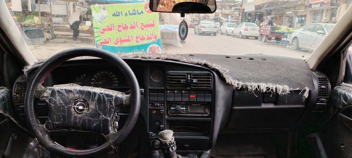اوميكا موديل 1993 كير عادي محرك 20
طخم تايرات جدد 
كهربائيات كلها شغاله 
سياره نضيفه 
رقم جديد 
هزه جديده 
سنويه 2026 الي 2031  امحوله جديد ماتصرف كل شي عليها 
شرط التحويل 
السعر 28 بيها مجال للطيبين
 ***********
***********

