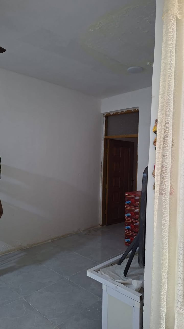 السلام عليكم بيت 100متر5في 20بيت قاطين كامل بناء جديد وكامل في منطقة حي البساتين حي السلام من جهة القناة شارع ابو رحاب المختار ملاحظه منطقة كاملة كافة الخدمات والفرع مبلط ملاحظه أبيع نقد مابيع اقصاد ***********بي واتساب
