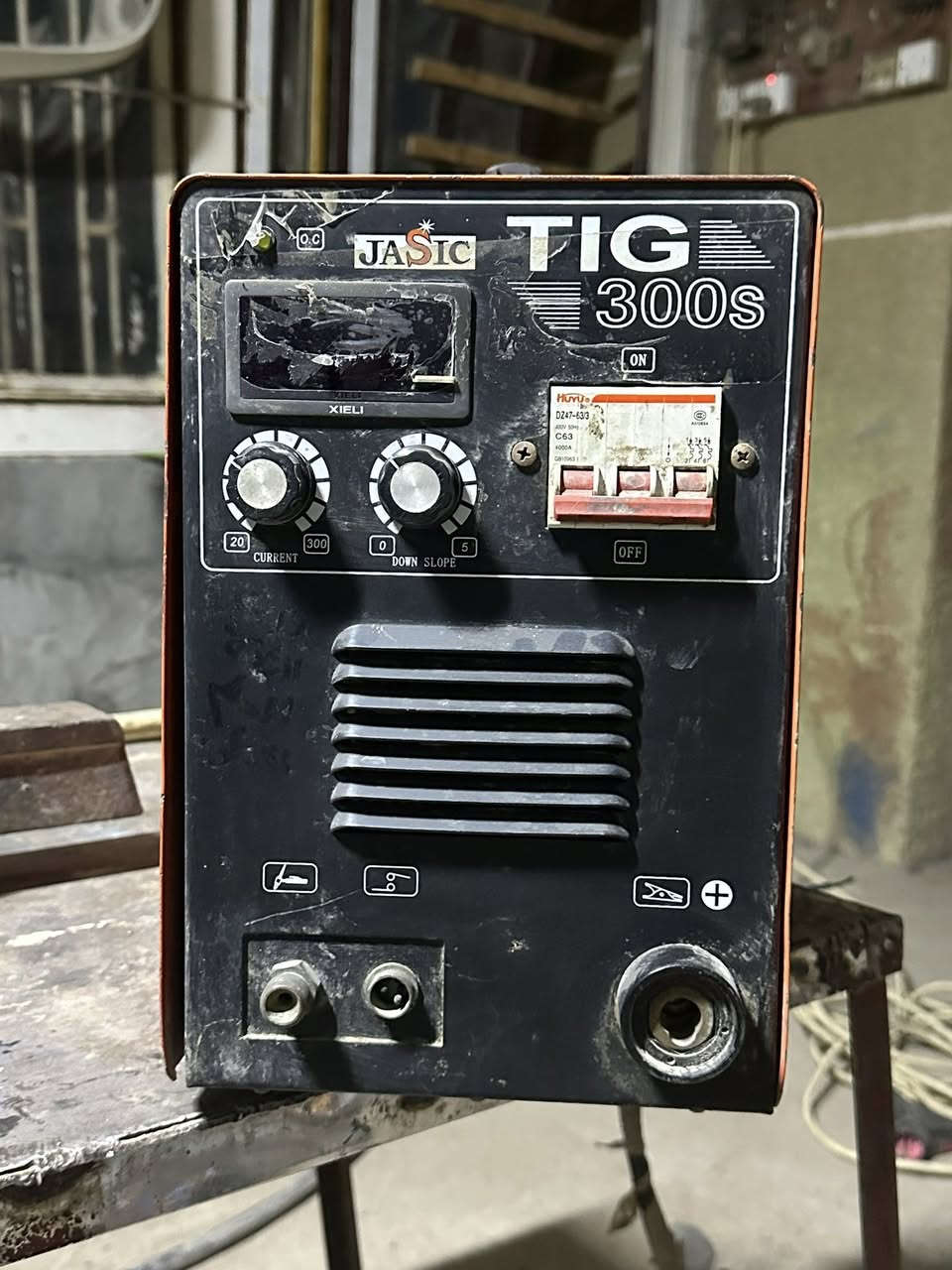 مكينه لحام للبيع 

نوع جسيك 

300 A 

 نظام اركون فقط 

ثري فيز 

نضيفه جدا جدا 

***********
