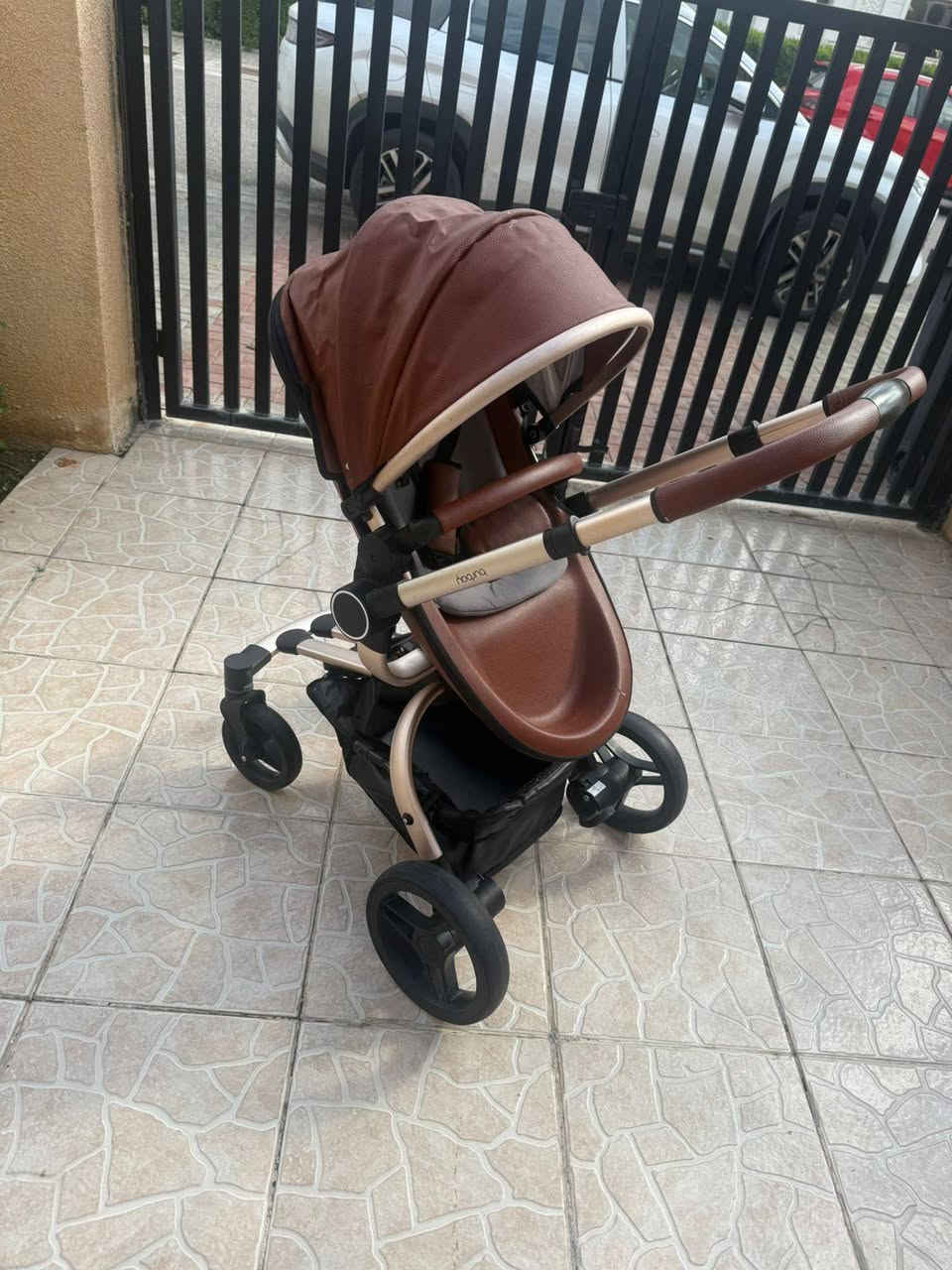 عربانة طفل مع ملحقاتها جديده جدا بدون اي خدش ماركه راقيه جدا السعر مع الملحقات 300 الف وبي مجال للعلم اخذناها ب400 دولار
سرير طفل ايضا جديد جدا مع هديه دوشك ولحاف السعر 100 الف 
المكان اربيل 
للاستفسار الاتصال على الرقم ***********
