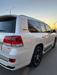 للبيع لاندكروز موديل 2021 كراند تورنك 8 سلندر 4600 GXR  عداد المسافه 1...