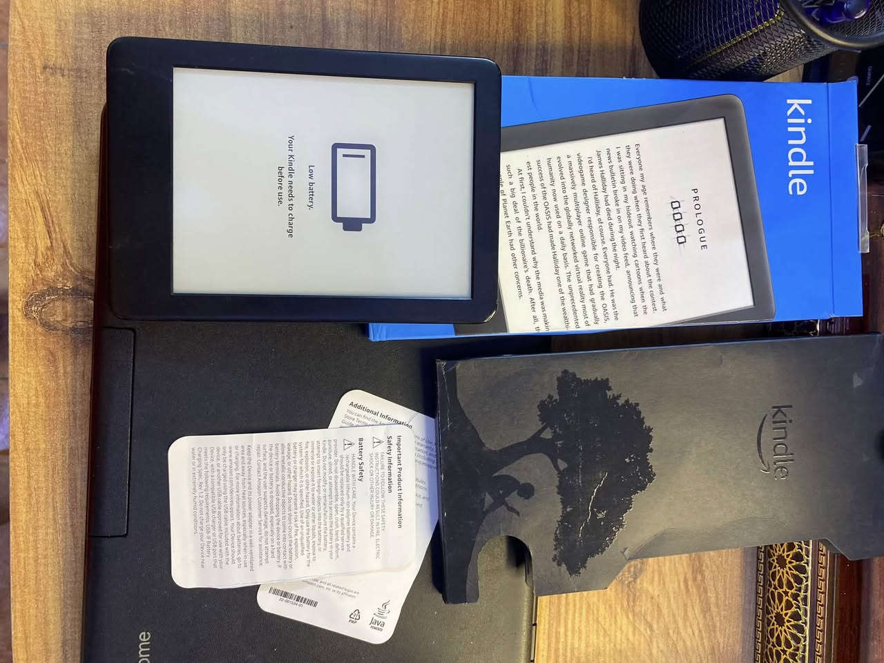 عش تجربة القراءة بذكاء.. كندل (Kindle) ينتظر قارئه الجديد 🌟
هل أنت من محبي القراءة وتبحث عن مكتبة متنقلة لا تأخذ حيزاً من حقيبتك؟ 
إليك الحل الأمثل مع جهاز  Amazon Kindle الغني عن التعريف!
- لماذا تختار هذا الكندل؟

جهازك الجديد ليس مجرد قارئ إلكتروني، بل هو بوابة لآلاف الكتب بين يديك، ويتميز بـ:
 - شاشة مريحة للعين: تقنية الحبر الإلكتروني (E-Ink) التي تمنحك تجربة قراءة تشبه الورق تماماً، دون إجهاد العين حتى تحت أشعة الشمس المباشرة.

 - خفة الوزن والتصميم: تصميم أنيق ومريح للحمل لفترات طويلة، مثالي للتنقل، السفر، أو الاسترخاء في المنزل.

 - بطارية تدوم طويلاً: قل وداعاً للقلق بشأن الشحن المتكرر؛ شحنة واحدة تكفيك لأسابيع من القراءة المتواصلة.

 مكتبتك في جيبك: سعة تخزينية تسمح لك بحفظ آلاف الكتب، لتكون رواياتك المفضلة وكتبك العلمية دائماً رهن إشارتك.

حالة الجهاز:
الجهاز المعروض في الصورة image.png يأتي مع كامل ملحقاته الأصلية، في حالة ممتازة، وجاهز تماماً لرفقتك في رحلتك القادمة بين السطور.
اجعل القراءة أسهل، أمتع، وأكثر تنظيماً.

للمهتمين بالشراء أو الاستفسار عن السعر، يرجى مراسلتي على الخاص.

‏أو الاتصال على الرقم *********** 

‏نسبة النظافة 90% 

#كندل #قراءة #كتب #مكتبة_متنقلة #Kindle #عشاق_القراءة #كتب_إلكترونية #فرصة .
