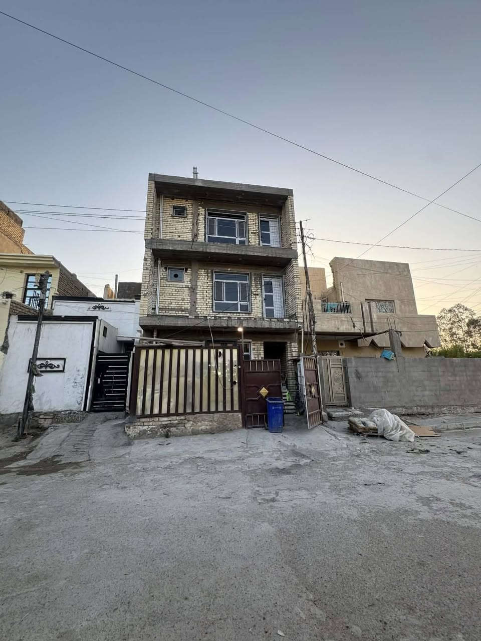 للاستفسار / *********** / (6) غرف نوم 🔥🔥🔥🔥
دار للبيع 🏚️في منطقة الري مقابل حي الاعلام والمعالف مساحة 90 متر مربع 3 طوابق🏘️ محلة 63 مقابيل المدارس الجديدة 
الطابق الاول - 🔱
مطبخ وحولي وصالة وغرفة وحمام ✅

الطابق الثاني _ 🔱
3 غرف
2 غرفتين عادية وغرفة بنظام حمام سويت ✅

الطابق الثالث _🔱
2 غرفتين
الغرفتين تحتوي على حمامات بنظام سويت ✅

السطح 🔱 
 مخزن جينكو مساحته 36 متر مربع  مسكف بالكامل ويحتوي على رفوف لغرض تخزين الاغراض ✅

يعني البيت بالكامل يحتوي على 6 غرف نوم و4 حمامات وصالة ومطبخ وحولي 

البيت شبه كامل ينباع تسليم مفتاح او على وضعة حسب وضع المشتري ✅

الارضيات والجدران من احسن انواع البورسلين ✅ 
الشبابيك المنيوم تركي وليس حديد ✅
الصحيات بنظام الدفن وليس ظاهري✅
البيبان قاصة حديد ✅
نظام الشبابيك فريمات مرمر وليس حديد✅
السطح مغلف كاشي وليس شتايكر ✅

اكرر البيت جاهز للسكن بي نواقص بسيطة ينباع تسليم مفتاح او على وضعه ⚠️  

🌪️🔥🌪️*********** 

 🌪️🔥🌪️***********
