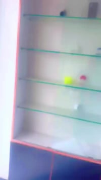 فاترينات عدد ٤مع ميز مع عارضه استعمال قليل السعر مليون ٣٠٠وبيهم مجال ا...