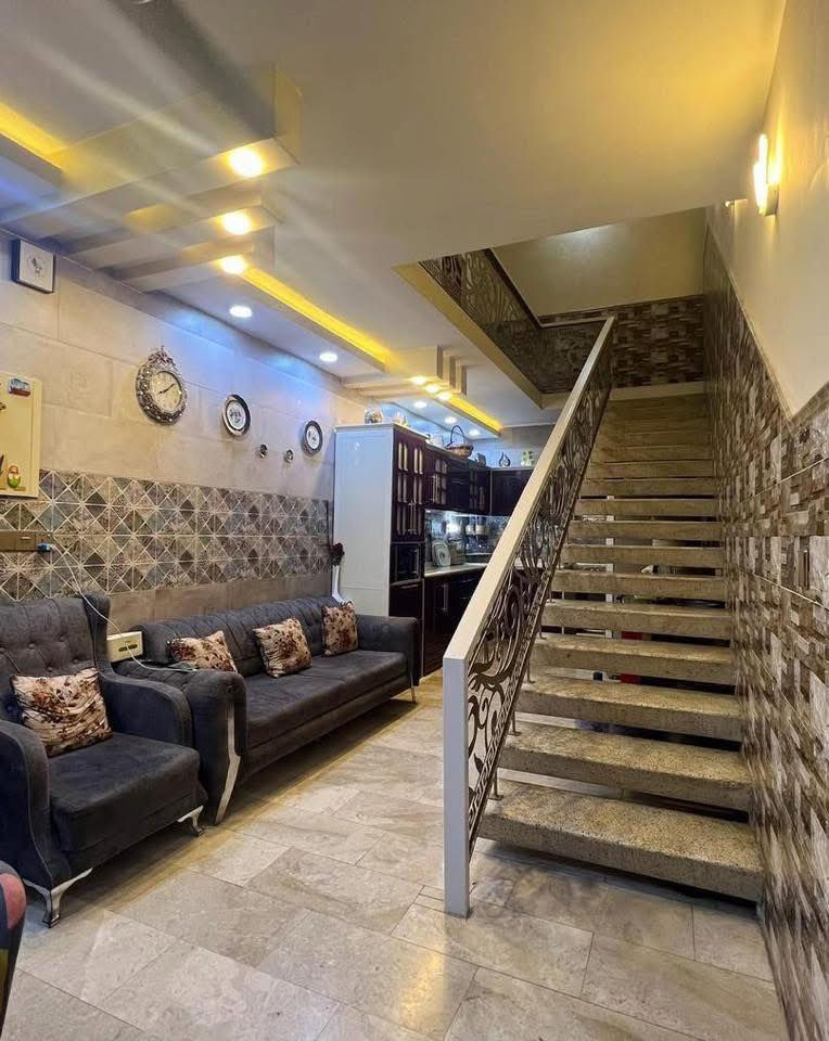 🔱 دار للبيع في الكرادة شارع 42 🔱

♦️المساحة 201 متر 

🔴 الواجهة : 7,20  متر 

🔹السند مشترك قابل للفرز .

🟠 يتكون من كراج وحديقة صالة استقبال مطبخ وغرف نوم عدد 4 وحمام عدد 3

للاستفسار يرجى الاتـصال على الارقام التالية:

الـمـهـنـدس عــمـر الــزيــدي ☎️

***********

***********

نـسـتـقـبـل كـافـه العروض التجاريه والسكنية في الكراده

عنوان الشركه دار السلطان في العرصات الهندية مجاور فندق بلوم
