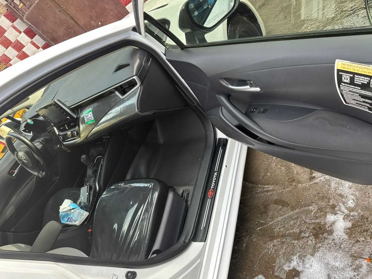 كورلا امريكي
موديل 2020 
السيارة بيهة بارد بالصندوق وبارد بالباب السكن 
وبيهة كم رصعه حالوب صارت عدنه بالعراق 
ماشيه تقريبا  71 
مكاني بغداد الجديدة 
بسمي السيارة 
***********
