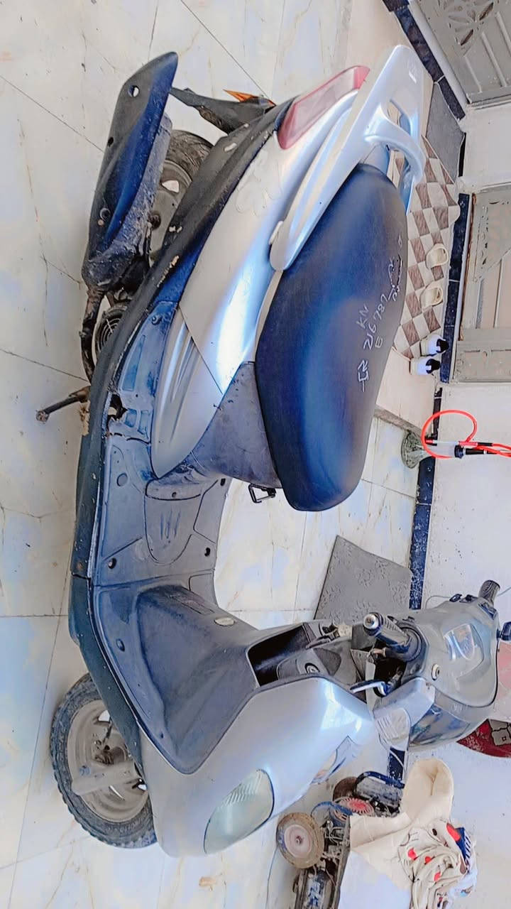 دراجه سيام للبيع ناقصها بس تجفيت كلشي شغال بيها لايت عالي ناصي اشاير رباعيه صطاب خلفي كيج السرعه والبانزين شغال نكرة سلف اكرر ناقصها بس تجفيت السعر 150 وبيها مجال للشراي العنوان ابي الخصيب طريق العوجه ***********
