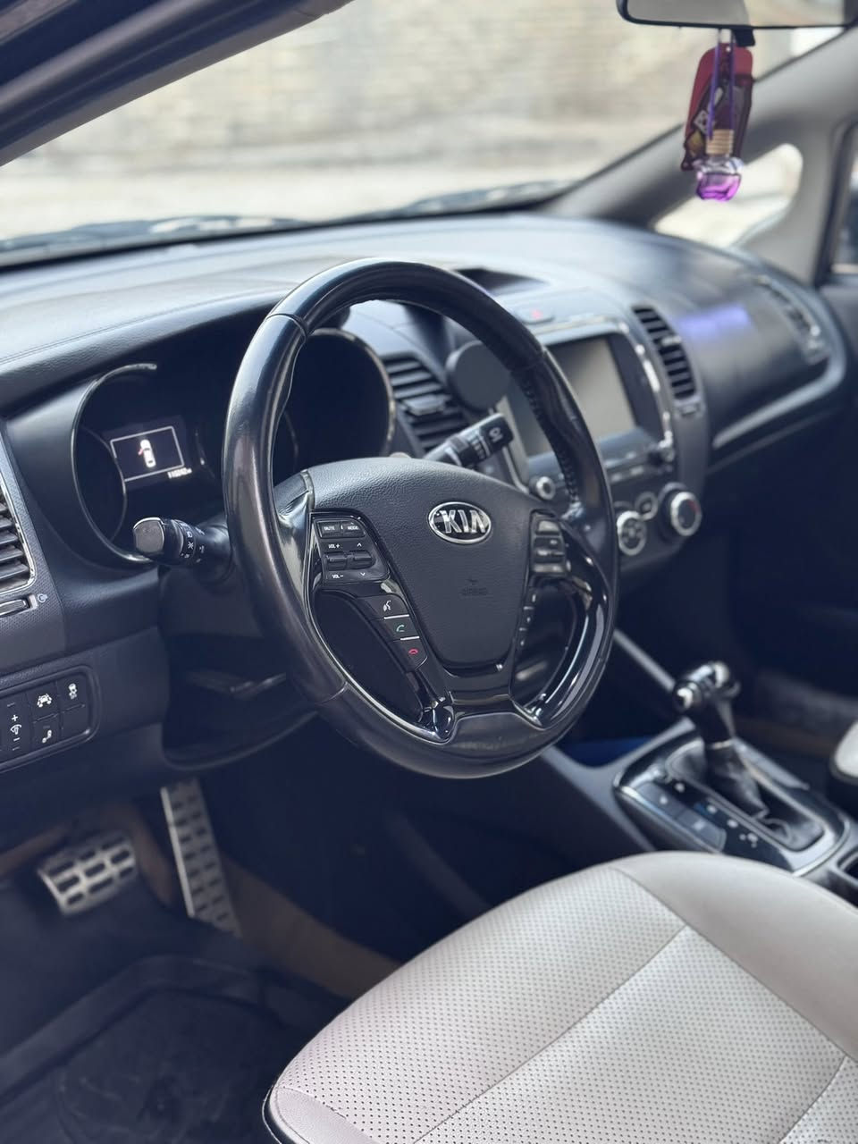 كيا فورتي 2017 محرك 2000 دوش
السياره فول الفول ماشيه 100 ميل
فتحه سقف/بصمه/تحكم ستيرن/تثبيت مسار 
كروز سرعه/ شاشه بلادي/  مودات قياده/ كشن كهربائي
هيتر بالكشن /خزن ميموري/مري شفط/ اشاير بالمري
نضام ترحيب/ رادار جانبي/ كاميرا خلفيه/ رادار امامي
بجم كبس بيه جاملغ امامي من امريكا وبالعراق مبدل باب السايق وخلف السايق فمصبوغه صفحه كامله
مكان السياره بغداد
السعر122 وبيه مجال للشراي الاستفسار اكثر الاتصال 
***********

