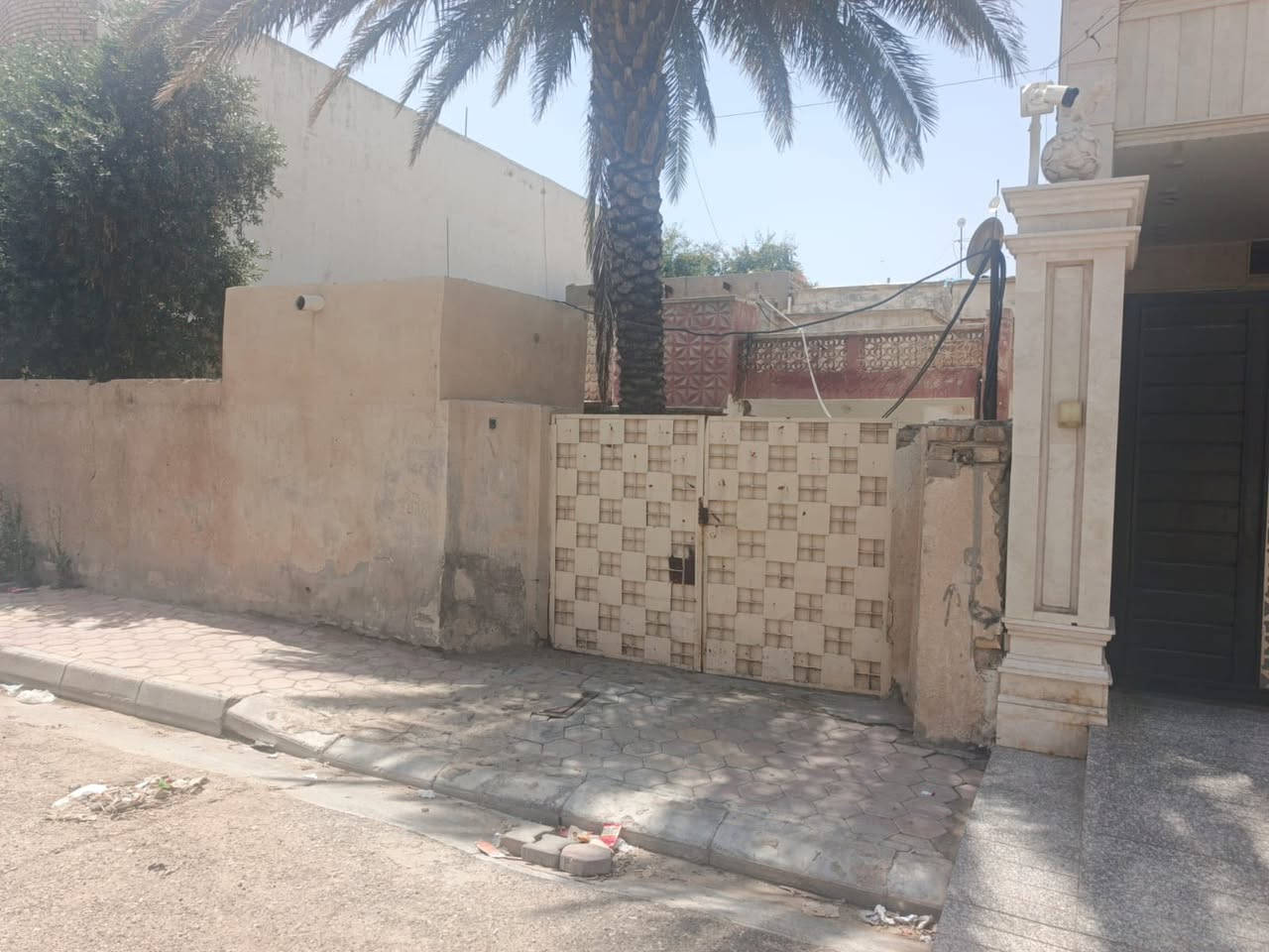 السلام عليكم  بيت للبيع المساحة  ٣٧٥متر  مقسوم الى بيتين  البناء طابقين الموقع الكوت الهورة  خلف التربية للستفسار ***********
