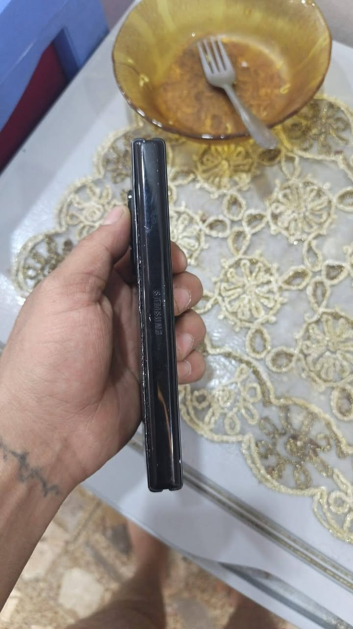 سلام عليكم زت فولد 3 ذاكره 512 شاشه خارجيه شغاله مابيه شي شاشه داخليه شغاله مرات يفصل بس طفيه شغله يرجع طبيعي ضهر مكسور نظافه جهاز ٧٠ من ١٠٠ مكاني الدوره رقم هاتف *********** فقط مراوس
