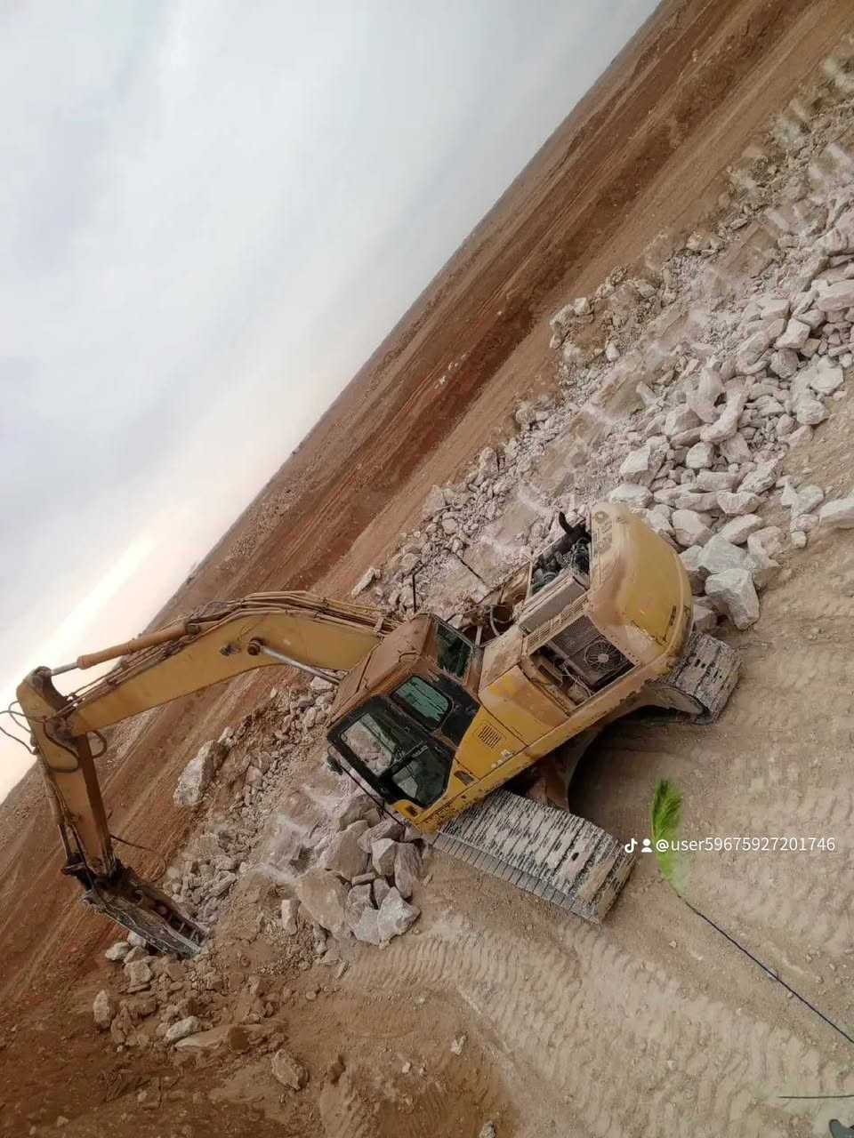 حفاره البيع  داش سفن  موديل 2004 الحجم 210  كبل الشغل الشراي   يتصل  ***********
