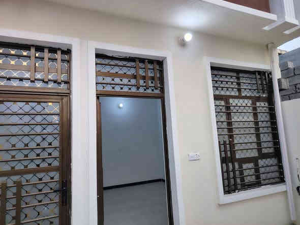 يالله سلام عليكم دار للبيع بغداد المدائن قرب مرقد سلمان المحمدي ع بستان الكراغول تقاطع حساني زراعي على قرار ٢٥ خدمات كامله تبليط كهرباء ماء الدار بناء حديث بعده ممسكون فارغ يتكون الدار من غرفة نوم وصاله استقبال مطبخ صحيات داخلية خارجيه مساحه ١٠٠ متر السعر ٦٧ وبي مجال للاستفسار الاتصال على الارقام *********** أو *********** وات ساب
